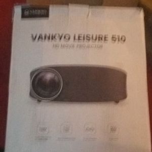 Vankyo leisure 510 hd movie projector w/carrying case/ cords/and remote control.